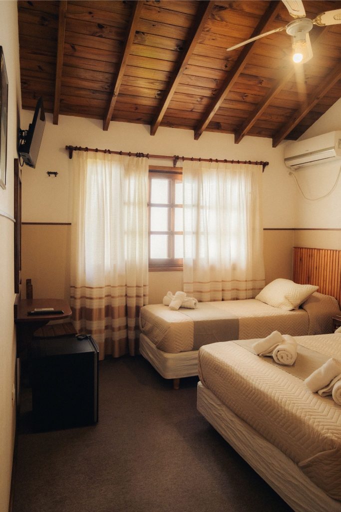 Habitación triple con techo de madera
