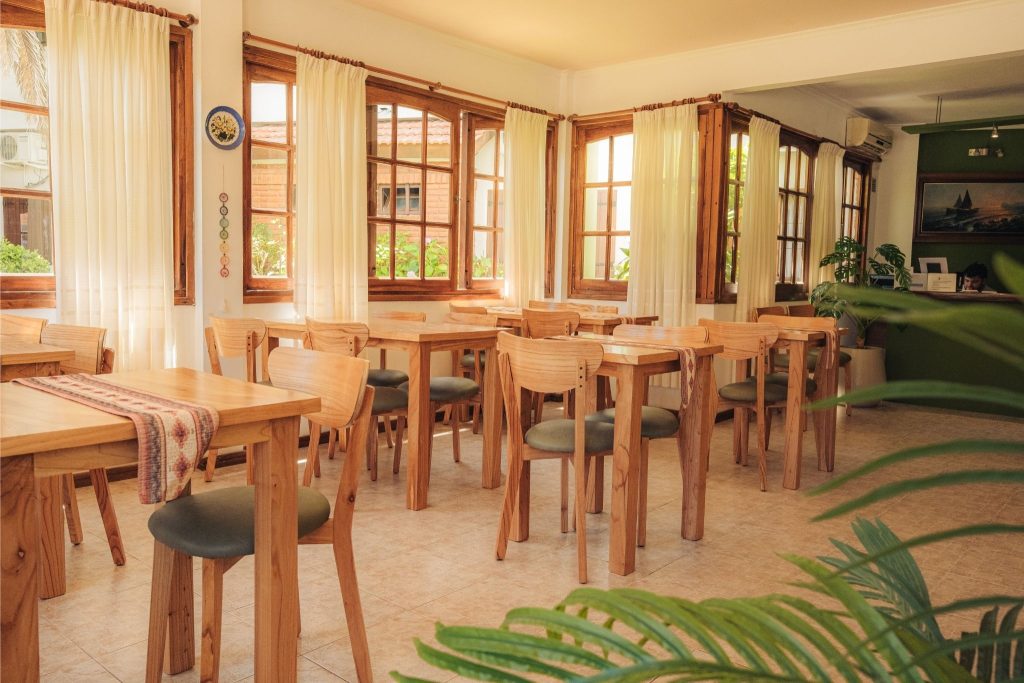 Comedor del desayuno con ventanales