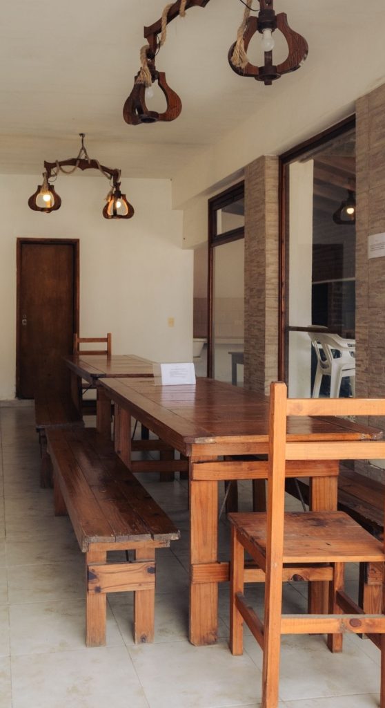 Quincho con mesas de madera y parrillas