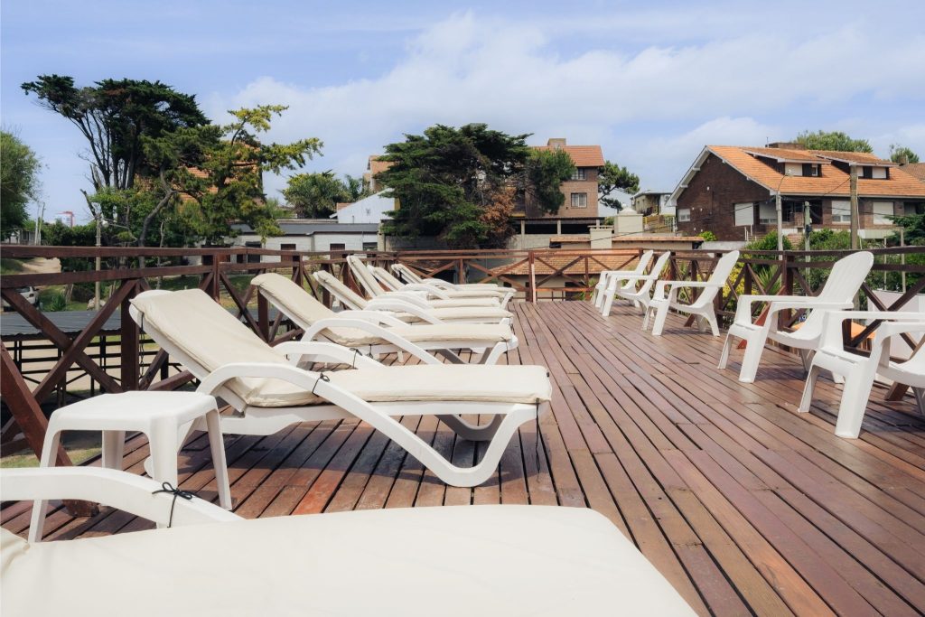Solárium con reposeras sobre deck de madera