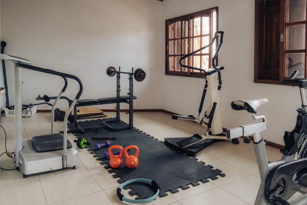 Gimnasio con equipos