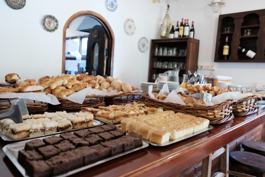 Desayuno buffet con facturas y budines en la hostería