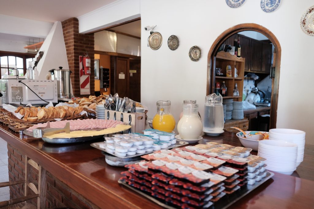 Desayuno buffet con jugo, fiambres y quesos