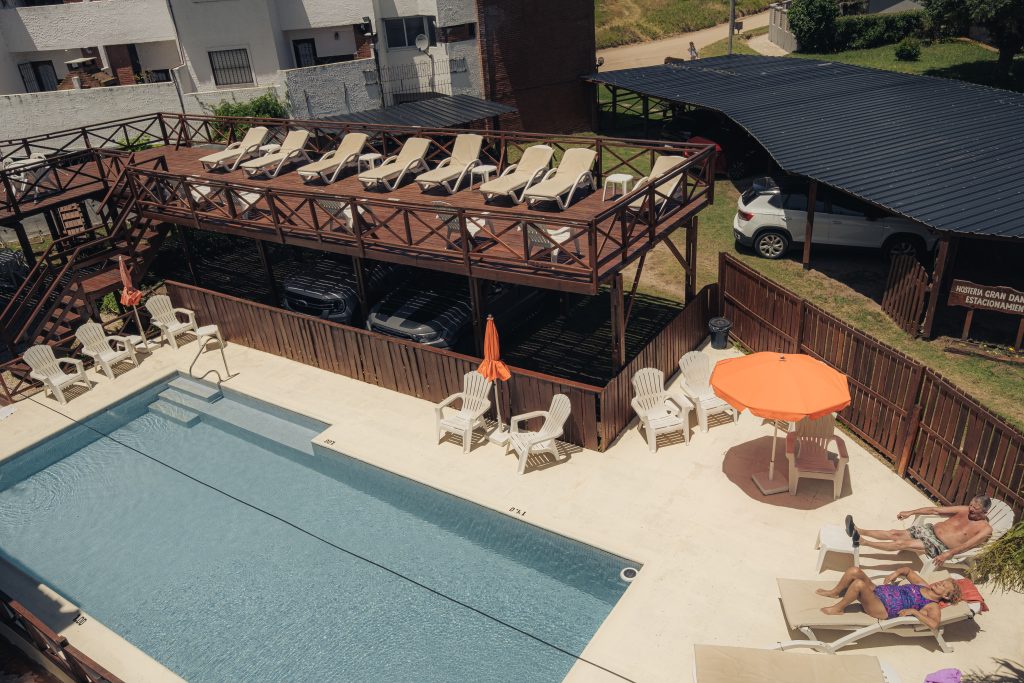 Piscina climatizada y solárium vistos desde arriba
