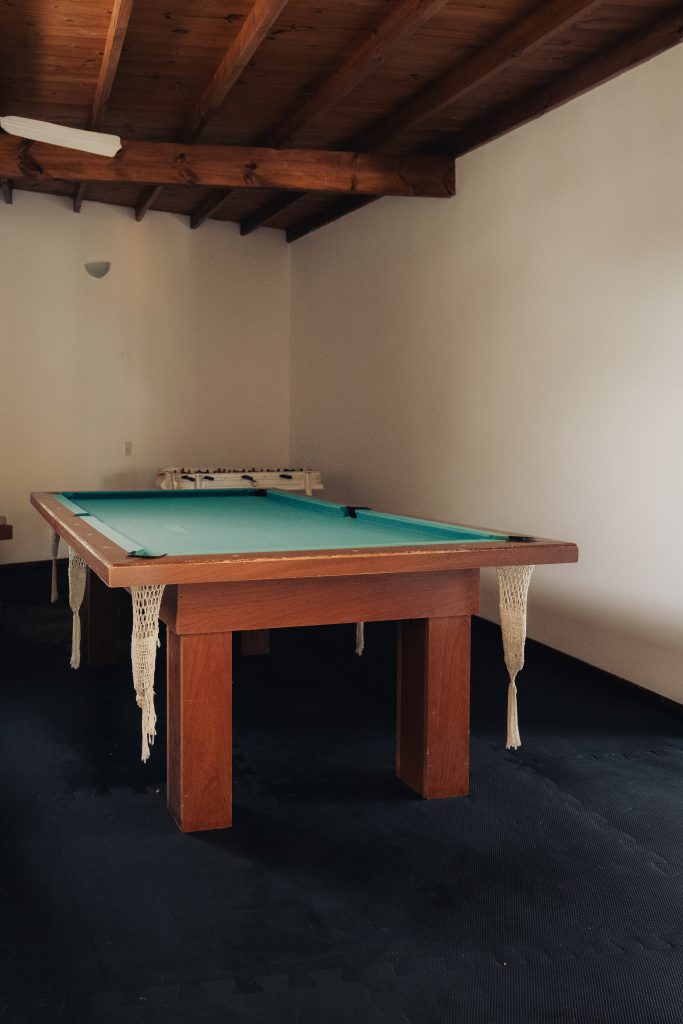 Sala de juegos con mesa de pool y metegol