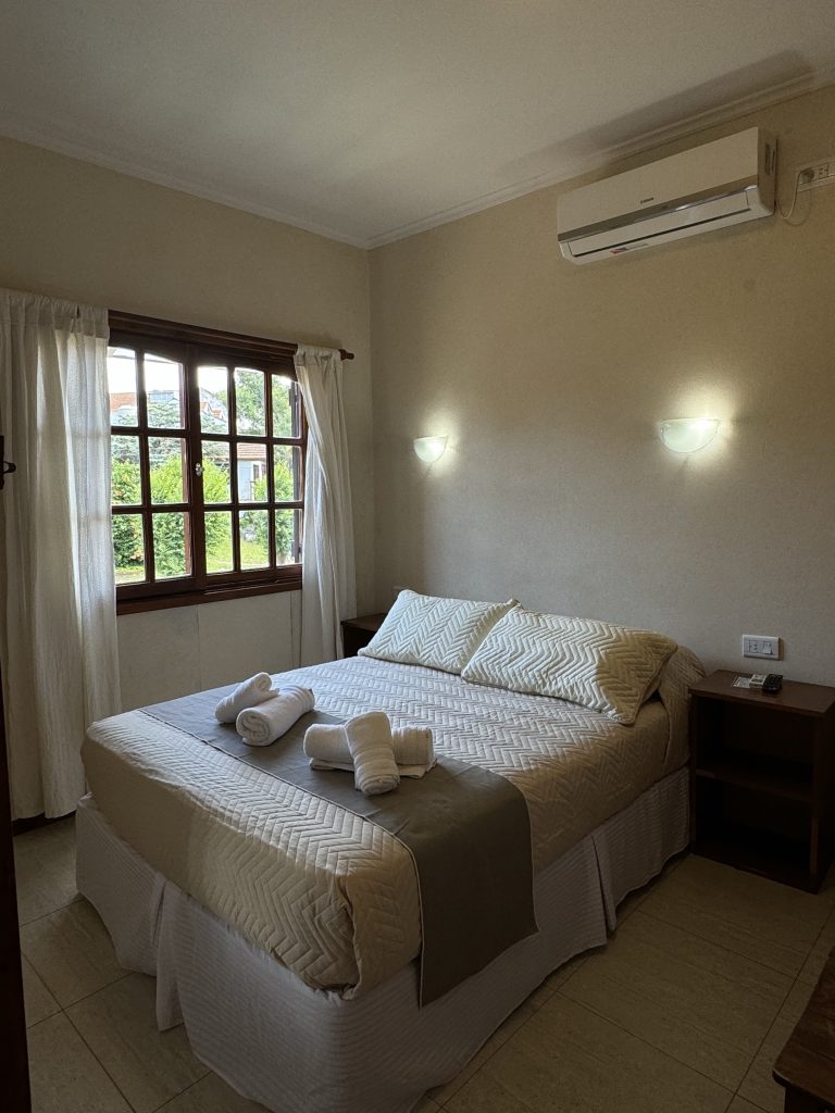 Habitación cuádruple: ambiente con cama matrimonial y ventana al jardín