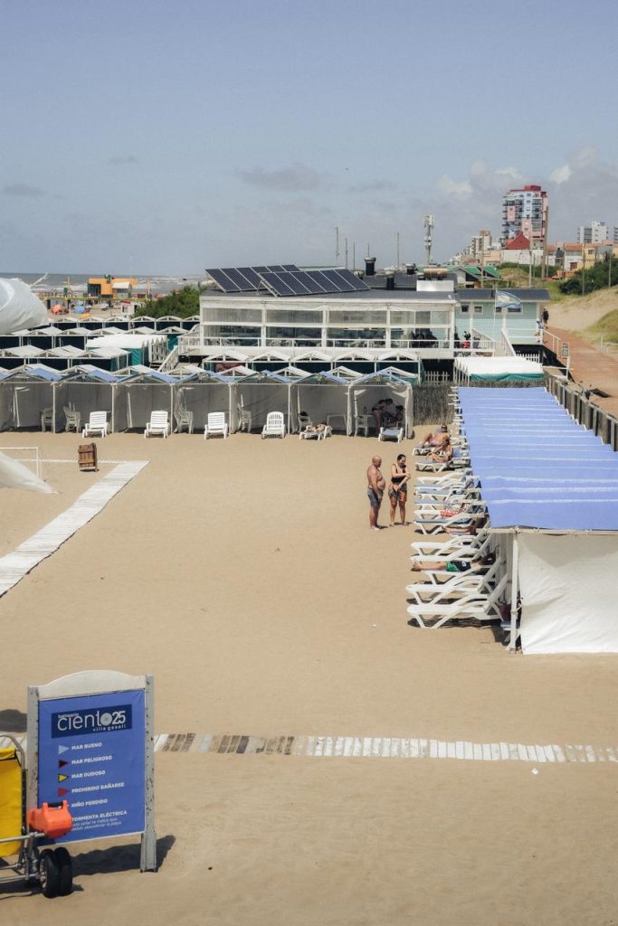 Carpas del Balneario Ciento25 en la playa de Villa Gesell